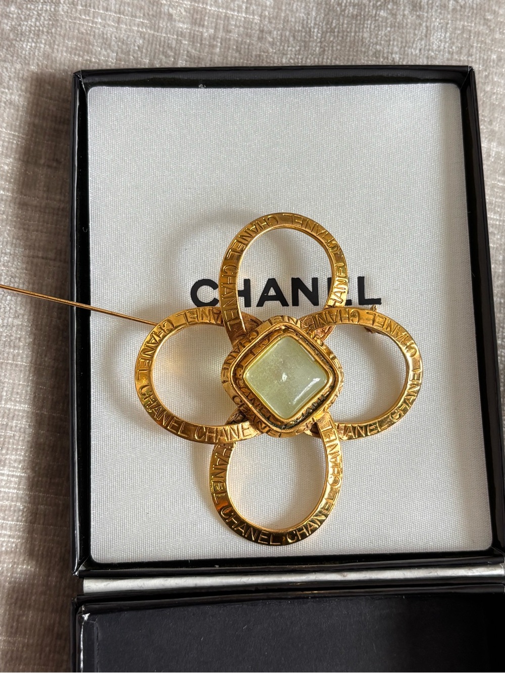 Authentic CHANEL 1996 Gripoix stone gold plated brooch - Picture 7 of 11